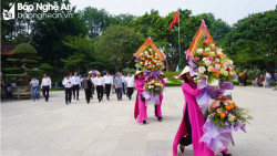 Các đồng chí nguyên Chủ tịch Quốc hội: Nguyễn Sinh Hùng, Nguyễn Thị Kim Ngân dâng hoa, dâng hương tại Khu Di tích Quốc gia đặc biệt Kim Liên