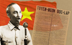 Nghe Tuyên ngôn Độc lập do Chủ tịch Hồ Chí Minh đọc sáng 2/9/1945