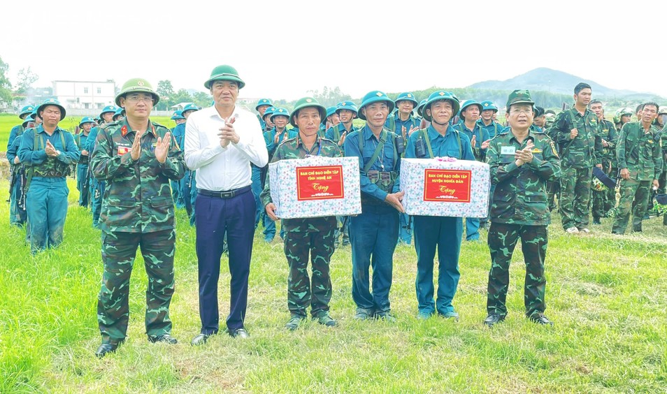 bna_Đc Hoàng Nghĩa Hiếu, phó bí thư tỉnh uỷ trao quà cho đơn vị hoàn thành diễn tập.jpg