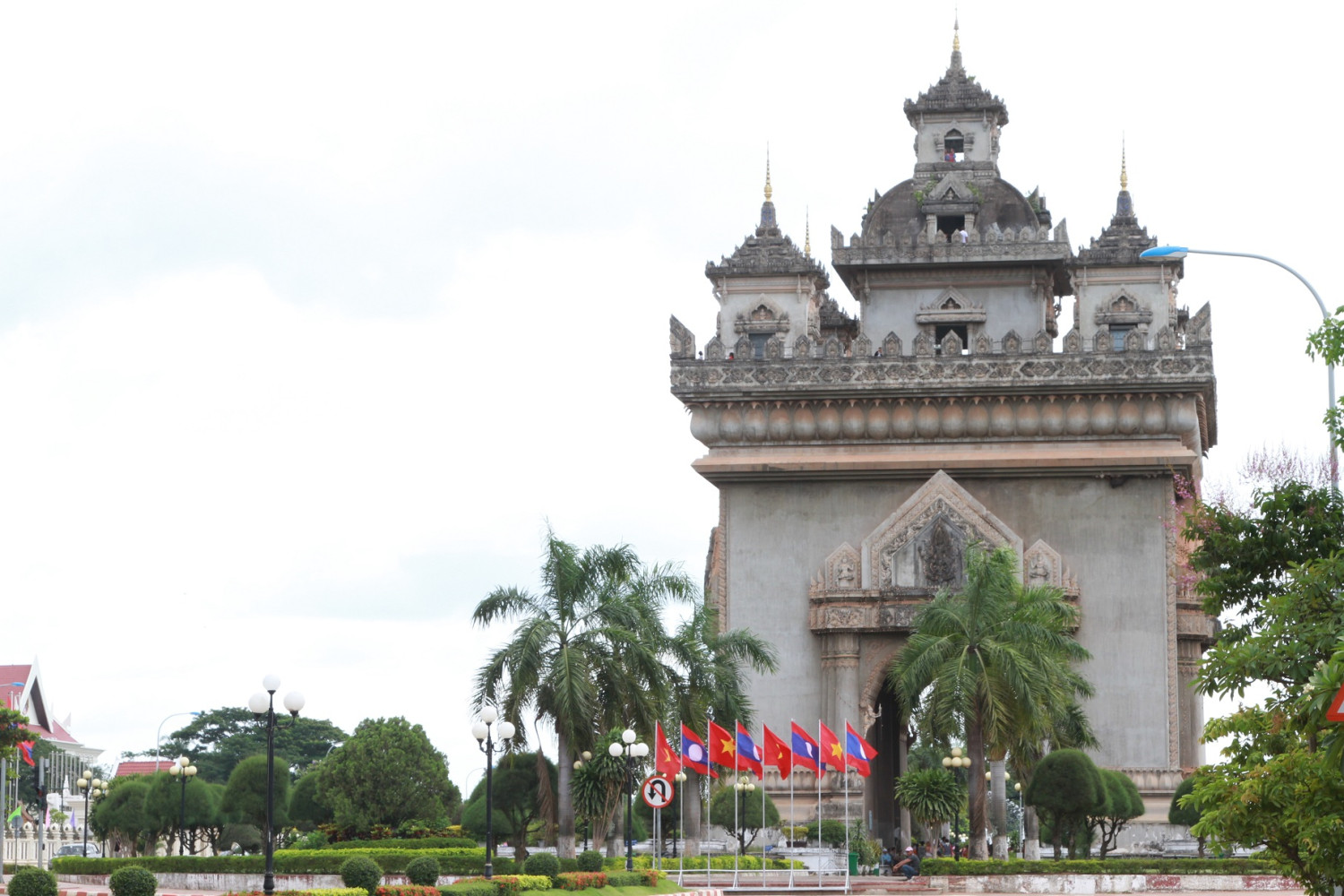 Quốc kỳ Lào và Việt Nam giữa Trung tâm thủ đô Vientiane