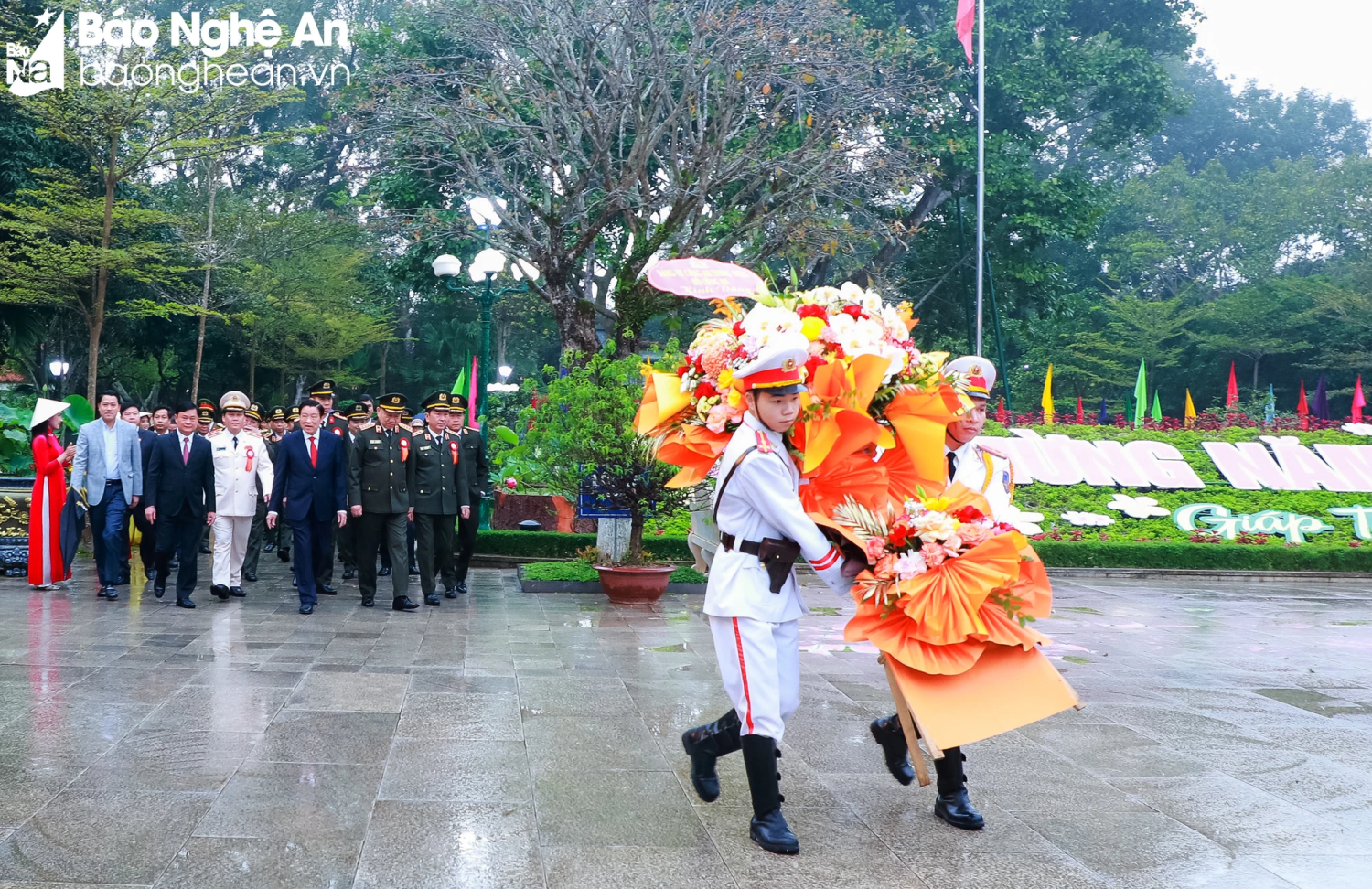 Lãnh đạo Đảng, Nhà nước, Đảng ủy Công an Trung ương, Bộ Công an dâng hoa, dâng hương tưởng niệm Chủ tịch Hồ Chí Minh tại Khu Di tích Kim Liên