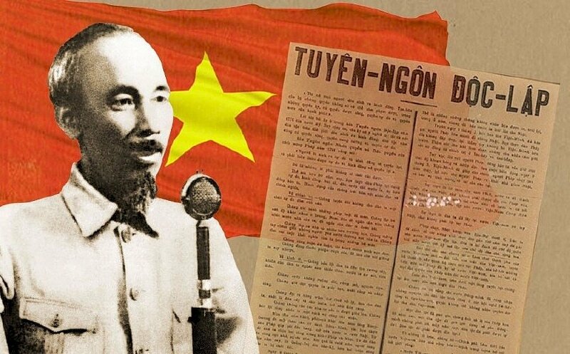Nghe Tuyên ngôn Độc lập do Chủ tịch Hồ Chí Minh đọc sáng 2/9/1945